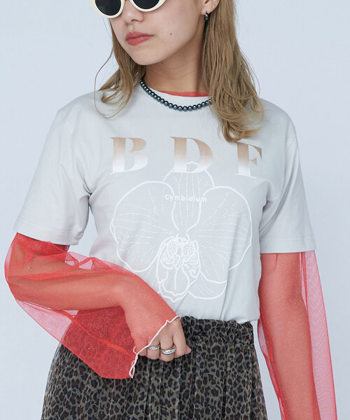 CIAOPANIC(チャオパニック)の「【WEB限定】BDFフラワーロゴショートTee(Tシャツ/カットソー・レディース・カーキ/ブラック/アイボリー/サックスブルー/グレー/オフホワイト/ローズ/ベージュ/ネイビー/グリーン/レッド/ピンク・ONE SIZE)」の4枚目の写真