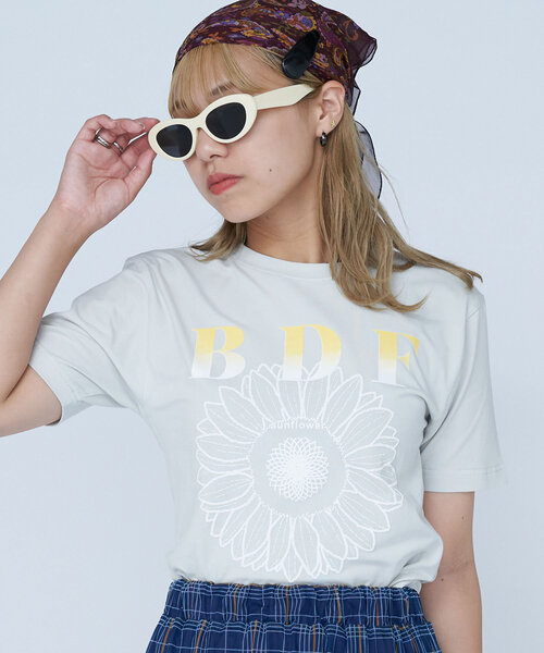 CIAOPANIC(チャオパニック)の「【WEB限定】BDFフラワーロゴショートTee(Tシャツ/カットソー・レディース・カーキ/ブラック/アイボリー/サックスブルー/グレー/オフホワイト/ローズ/ベージュ/ネイビー/グリーン/レッド/ピンク・ONE SIZE)」の5枚目の写真