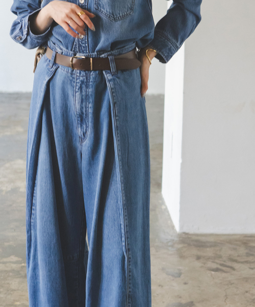 NOBLE　スージングデニムフォルムタックパンツ Noble（ノーブル）の「スージングデニムフォルムタックパンツ