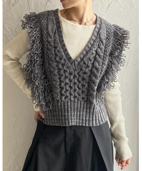 セール】深Vネックショート丈ケーブル編みループフリンジニット