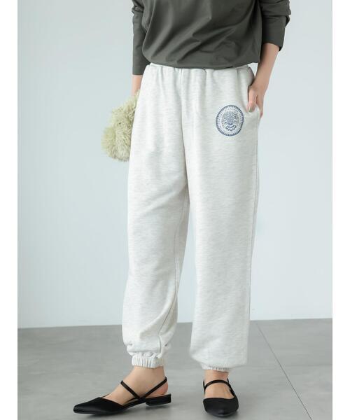 Lugnoncure（ルノンキュール）の「エンブレムプリント裏毛スウェットパンツ（その他パンツ・レディース・オフホワイト/ベージュ/ブラウン・F）」の4枚目の写真