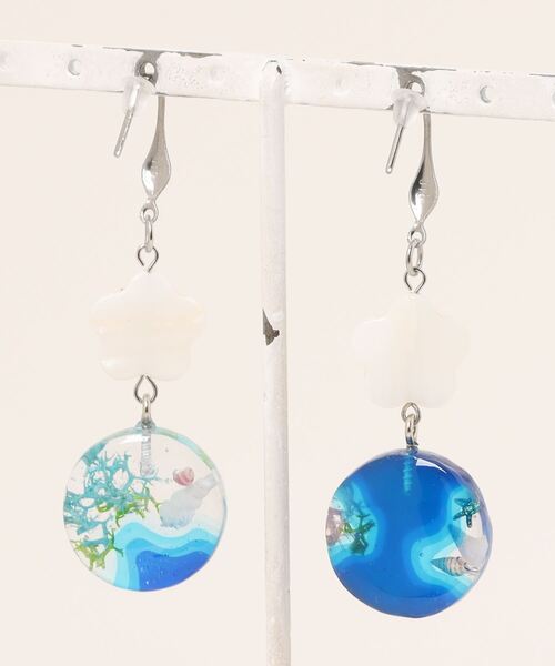 tone(トーン)の「【masamiyabi】海シリーズ『海』シェルチャームピアス(MA)(ピアス(両耳用)・レディース・ブルー・FREE)」の2枚目の写真