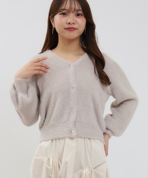 ASTORIA ODIER(アストリアオディール)の「フェザーアソート釦Vネックカーディガン(カーディガン/ボレロ・レディース・アイボリー/グレイッシュベージュ/チャコールグレー/ラベンダー・MEDIUM)」の3枚目の写真