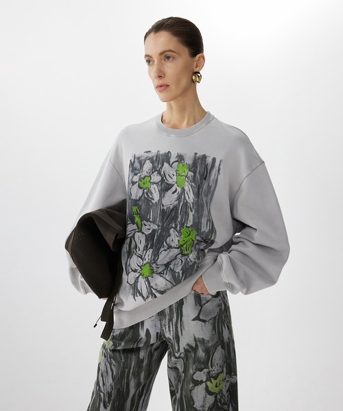 JNBY（ジェーエヌビーワイ）の「Hand-drawn Floral Print Sweatshirt / フローラルプリントスウェット（スウェット・レディース・ブラック/グレー・36/38/40）」の2枚目の写真