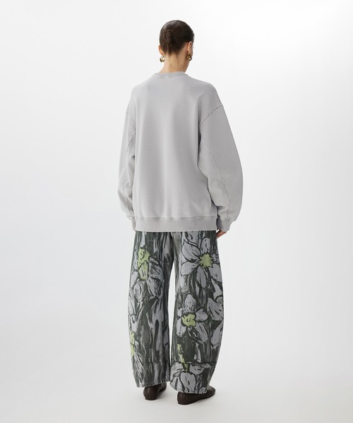 JNBY（ジェーエヌビーワイ）の「Hand-drawn Floral Print Sweatshirt / フローラルプリントスウェット（スウェット・レディース・ブラック/グレー・36/38/40）」の4枚目の写真