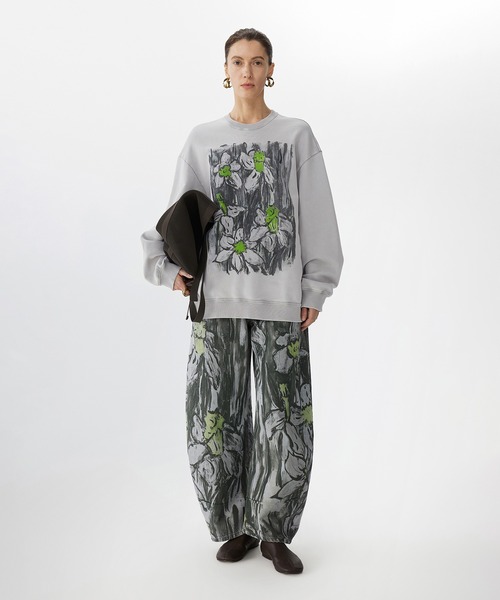 JNBY（ジェーエヌビーワイ）の「Hand-drawn Floral Print Sweatshirt / フローラルプリントスウェット（スウェット・レディース・ブラック/グレー・36/38/40）」の3枚目の写真