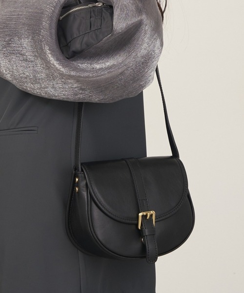 MARCO BIANCHINI（マルコビアンチーニ）の「25SS新作【MARCO BIANCHINI】イタリアンレザー ベルトショルダーバッグ 24054（ショルダーバッグ・レディース・ブラック/グレイッシュベージュ/キャメル・FREE）」の2枚目の写真