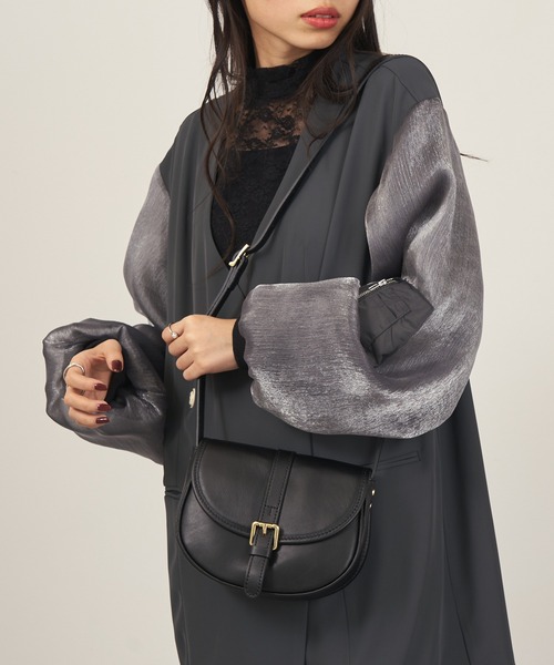 MARCO BIANCHINI（マルコビアンチーニ）の「25SS新作【MARCO BIANCHINI】イタリアンレザー ベルトショルダーバッグ 24054（ショルダーバッグ・レディース・ブラック/グレイッシュベージュ/キャメル・FREE）」の5枚目の写真