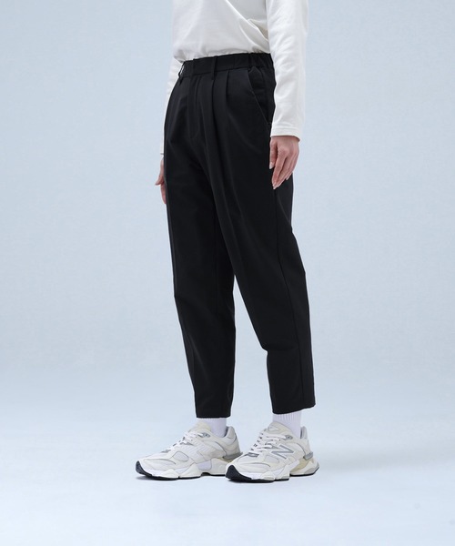 NEW BALANCE(ニューバランス)の「MET24 Tuck Slim Tapered Pants(スラックス・レディース・カーキブラウン/ブラック・LARGE/MEDIUM/SMALL)」の2枚目の写真