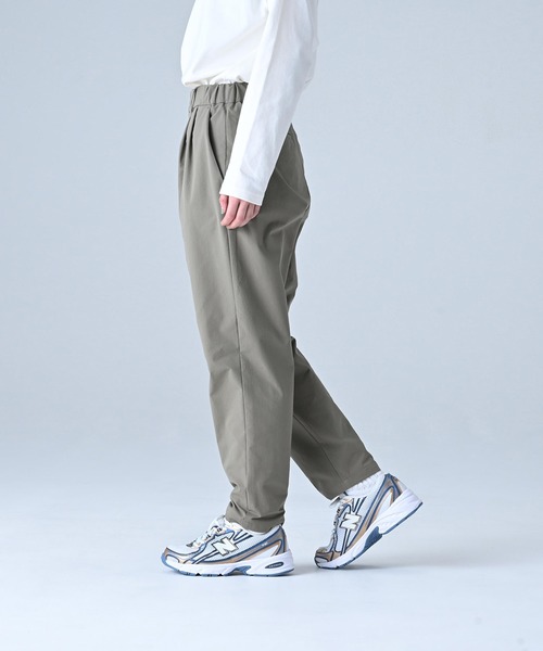 NEW BALANCE(ニューバランス)の「MET24 Tuck Slim Tapered Pants(スラックス・レディース・カーキブラウン/ブラック・LARGE/MEDIUM/SMALL)」の3枚目の写真