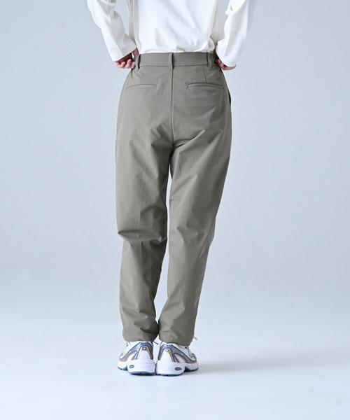 NEW BALANCE(ニューバランス)の「MET24 Tuck Slim Tapered Pants(スラックス・レディース・カーキブラウン/ブラック・LARGE/MEDIUM/SMALL)」の4枚目の写真