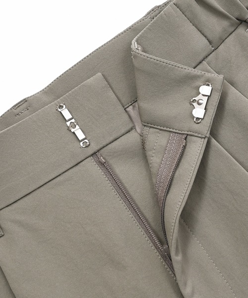 NEW BALANCE(ニューバランス)の「MET24 Tuck Slim Tapered Pants(スラックス・レディース・カーキブラウン/ブラック・LARGE/MEDIUM/SMALL)」の9枚目の写真