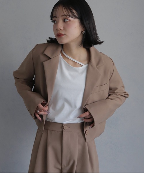 cheriella(シェリエラ)の「【cheriella】ショート丈ジャケット+テーラードパンツ セットアップ SHORT JACKET + TAILORED PANTS SETUP(セットアップ・レディース・ブラック/ベージュ/オフホワイト・M)」の3枚目の写真