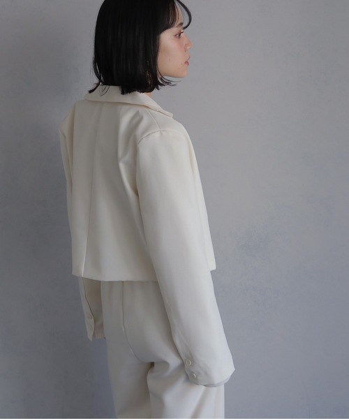 cheriella(シェリエラ)の「【cheriella】ショート丈ジャケット+テーラードパンツ セットアップ SHORT JACKET + TAILORED PANTS SETUP(セットアップ・レディース・ブラック/ベージュ/オフホワイト・M)」の5枚目の写真