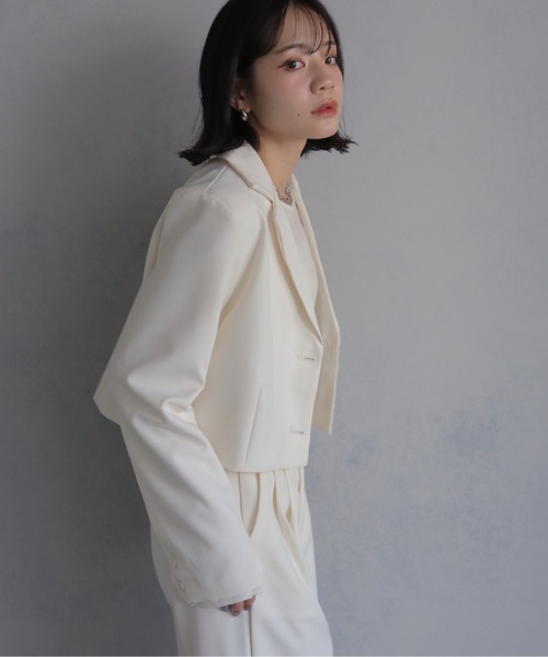 cheriella(シェリエラ)の「【cheriella】ショート丈ジャケット+テーラードパンツ セットアップ SHORT JACKET + TAILORED PANTS SETUP(セットアップ・レディース・ブラック/ベージュ/オフホワイト・M)」の4枚目の写真
