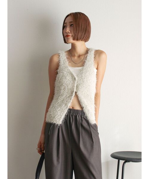 Ungrid(アングリッド)の「シャギーニットベスト(ベスト・レディース・グリーン系その他/アイボリー/ブラック・FREE)」の2枚目の写真