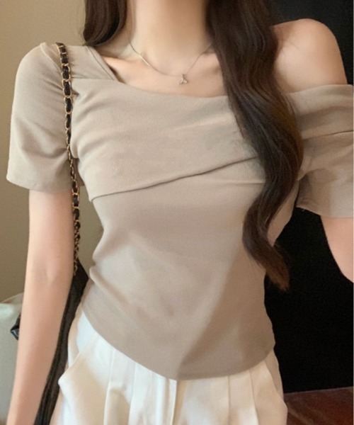 kirakiraShop(キラキラショップ)の「【新色追加】1枚でこなれる、大人っぽさとトレンド感を両立する ワンショルダー トップス(Tシャツ/カットソー・レディース・ブラック/ベージュ/ホワイト/チャコール/ネイビー/ブルー/ブラウン・FREE)」の5枚目の写真