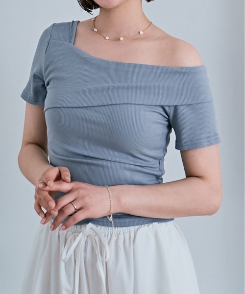 kirakiraShop(キラキラショップ)の「【新色追加】1枚でこなれる、大人っぽさとトレンド感を両立する ワンショルダー トップス(Tシャツ/カットソー・レディース・ブラック/ベージュ/ホワイト/チャコール/ネイビー/ブルー/ブラウン・FREE)」の7枚目の写真