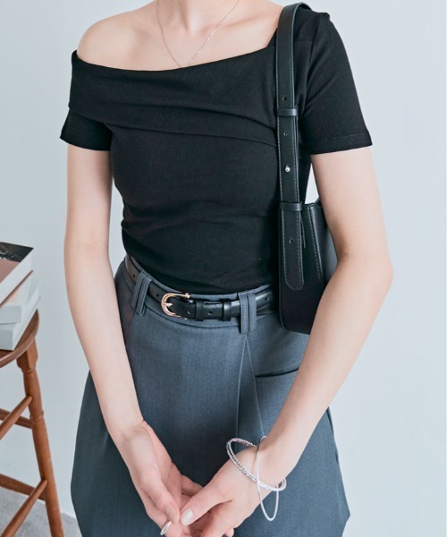 kirakiraShop(キラキラショップ)の「【新色追加】1枚でこなれる、大人っぽさとトレンド感を両立する ワンショルダー トップス(Tシャツ/カットソー・レディース・ブラック/ベージュ/ホワイト/チャコール/ネイビー/ブルー/ブラウン・FREE)」の8枚目の写真