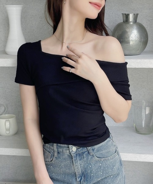 kirakiraShop(キラキラショップ)の「【新色追加】1枚でこなれる、大人っぽさとトレンド感を両立する ワンショルダー トップス(Tシャツ/カットソー・レディース・ブラック/ベージュ/ホワイト/チャコール/ネイビー/ブルー/ブラウン・FREE)」の13枚目の写真