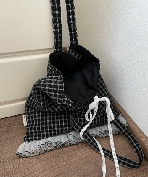 Achic(アシック)の「A4サイズ レース リボン ブラックチェックトートバッグ(トートバッグ・レディース・ブラック・F)」の2枚目の写真
