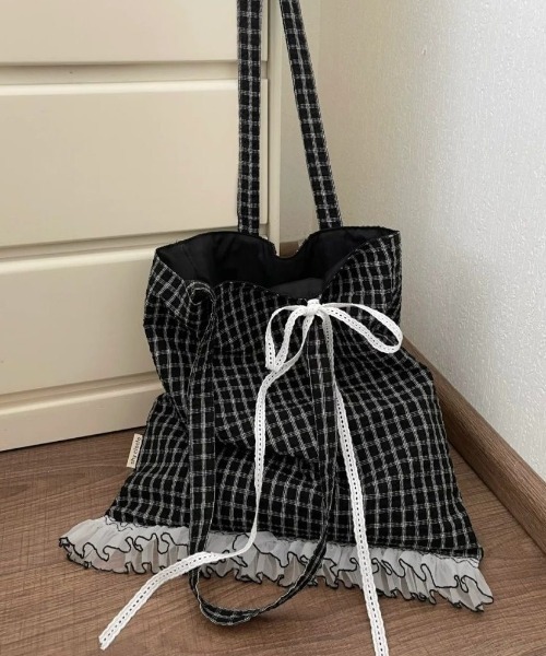 Achic(アシック)の「A4サイズ レース リボン ブラックチェックトートバッグ(トートバッグ・レディース・ブラック・F)」の3枚目の写真