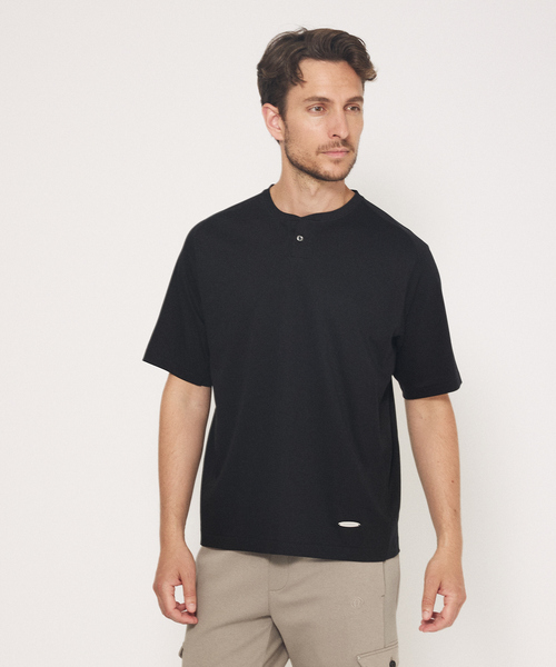 DESIGNWORKS（デザインワークス）の「【シルケット加工】変形ヘンリーネック Tシャツ（Tシャツ/カットソー・メンズ・ホワイト/ブラック・46/48/50）」の2枚目の写真