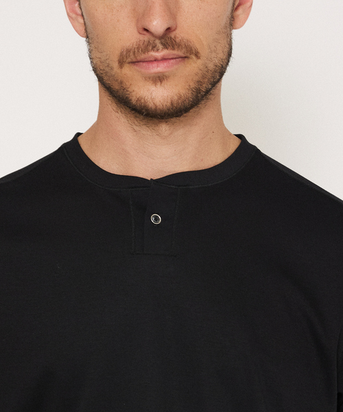 DESIGNWORKS（デザインワークス）の「【シルケット加工】変形ヘンリーネック Tシャツ（Tシャツ/カットソー・メンズ・ホワイト/ブラック・46/48/50）」の6枚目の写真