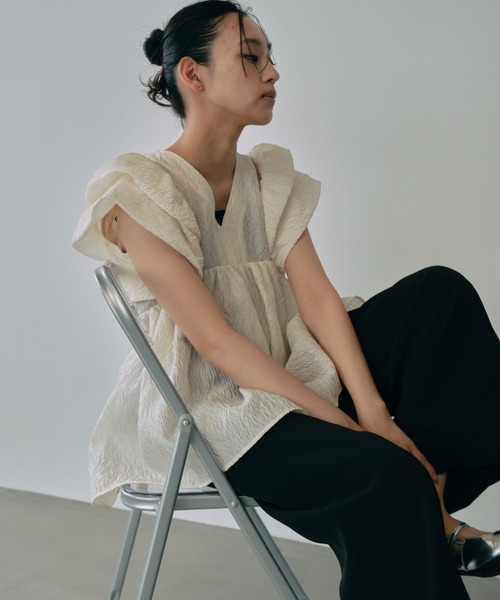 ANDRESD(アンドレスド)の「シアージャガードペプラムトップス / sheer jacquard peplum tops(シャツ/ブラウス・レディース・グレー/オフホワイト/ピンク/ブラック/イエロー/ライトブルー・M)」の8枚目の写真