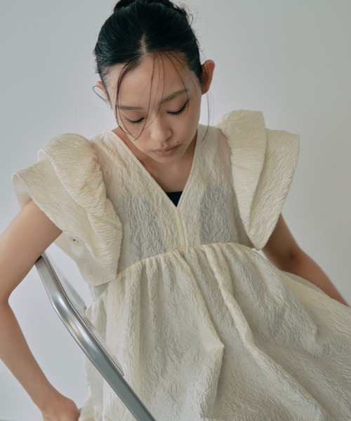 ANDRESD(アンドレスド)の「シアージャガードペプラムトップス / sheer jacquard peplum tops(シャツ/ブラウス・レディース・グレー/オフホワイト/ピンク/ブラック/イエロー/ライトブルー・M)」の22枚目の写真