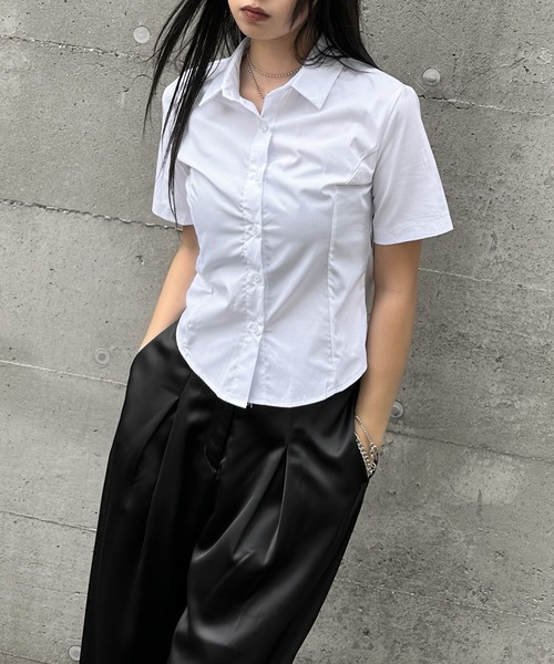 LVEU.（ラブユ.）の「【LVEU.】スリムシルエットシャツ / トップス シャツ ブラウス 半袖 レギュラーカラー スリム タイト コンパクト ブラック ホワイト ブルー（シャツ/ブラウス・レディース・ホワイト/ブラック/ブルー・FREE）」の2枚目の写真