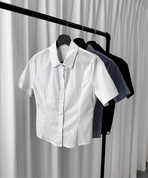 LVEU.（ラブユ.）の「【LVEU.】スリムシルエットシャツ / トップス シャツ ブラウス 半袖 レギュラーカラー スリム タイト コンパクト ブラック ホワイト ブルー（シャツ/ブラウス・レディース・ホワイト/ブラック/ブルー・FREE）」の4枚目の写真