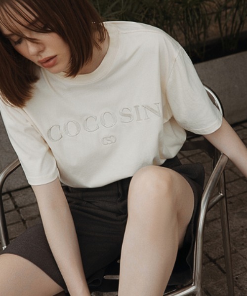 Rivel(リヴェル)の「【COCOSIN】TEE ワンポイント 半袖Tシャツ ロゴラメ刺繍(Tシャツ/カットソー・レディース・ベージュ・FREE)」の1枚目の写真