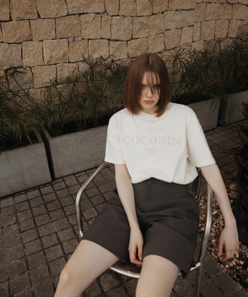 Rivel(リヴェル)の「【COCOSIN】TEE ワンポイント 半袖Tシャツ ロゴラメ刺繍(Tシャツ/カットソー・レディース・ベージュ・FREE)」の3枚目の写真