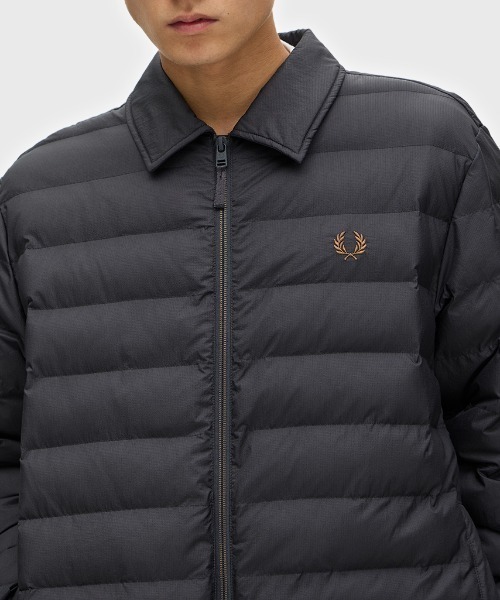 FRED PERRY（フレッドペリー）の「Collared Insulated Jacket／カラーインサレーテッドジャケット（ダウンジャケット/コート・メンズ・ブルー/ダークブルー/ダークグレー・S/M/L）」の7枚目の写真