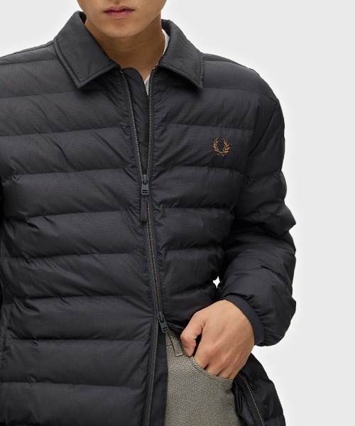 FRED PERRY（フレッドペリー）の「Collared Insulated Jacket／カラーインサレーテッドジャケット（ダウンジャケット/コート・メンズ・ブルー/ダークブルー/ダークグレー・S/M/L）」の6枚目の写真