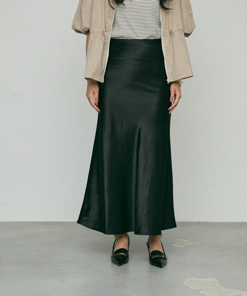 NUJOH(ヌゾ)の「Satin Long Skirt / サテン ロングスカート(スカート・レディース・ベージュ/ブラック/アイボリー・LARGE/MEDIUM)」の3枚目の写真