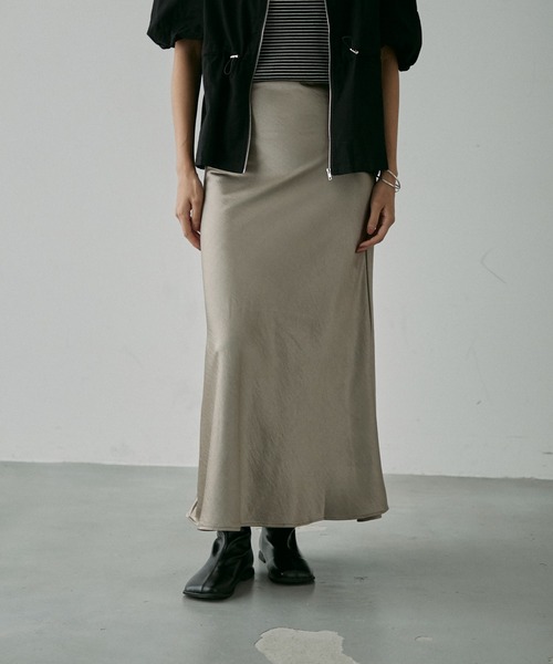 NUJOH(ヌゾ)の「Satin Long Skirt / サテン ロングスカート(スカート・レディース・ベージュ/ブラック/アイボリー・LARGE/MEDIUM)」の8枚目の写真