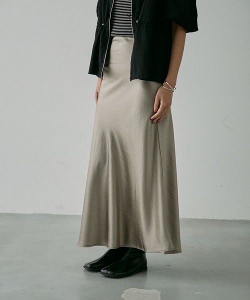 NUJOH(ヌゾ)の「Satin Long Skirt / サテン ロングスカート(スカート・レディース・ベージュ/ブラック/アイボリー・LARGE/MEDIUM)」の9枚目の写真