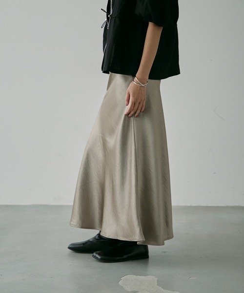NUJOH(ヌゾ)の「Satin Long Skirt / サテン ロングスカート(スカート・レディース・ベージュ/ブラック/アイボリー・LARGE/MEDIUM)」の11枚目の写真