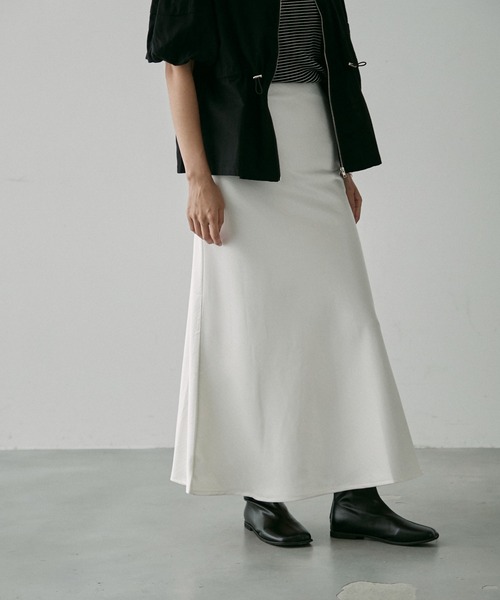 NUJOH(ヌゾ)の「Satin Long Skirt / サテン ロングスカート(スカート・レディース・ベージュ/ブラック/アイボリー・LARGE/MEDIUM)」の13枚目の写真
