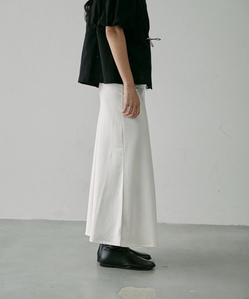 NUJOH(ヌゾ)の「Satin Long Skirt / サテン ロングスカート(スカート・レディース・ベージュ/ブラック/アイボリー・LARGE/MEDIUM)」の15枚目の写真
