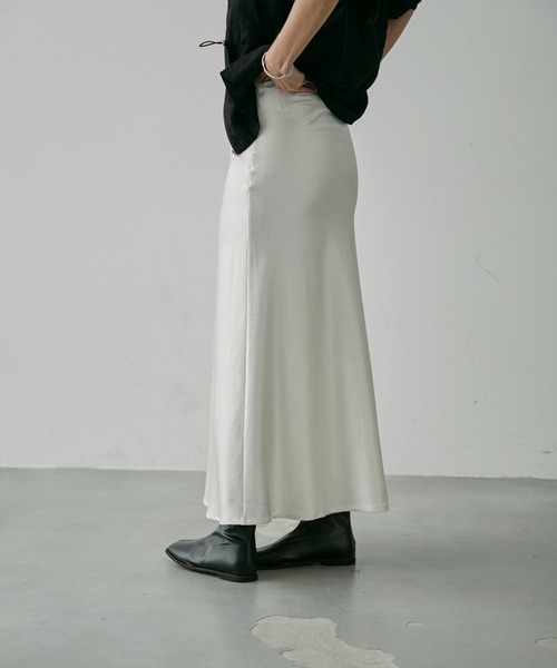 NUJOH(ヌゾ)の「Satin Long Skirt / サテン ロングスカート(スカート・レディース・ベージュ/ブラック/アイボリー・LARGE/MEDIUM)」の16枚目の写真