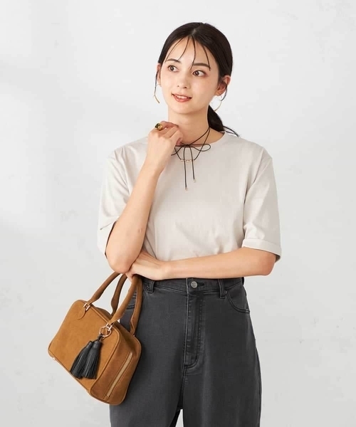 a.v.v（アーヴェヴェ）の「【接触冷感/UVカット/コットン100％】ロールアップハーフスリーブTシャツ（Tシャツ/カットソー・レディース・ボルドー/パープル/グレー系その他/クリーム・36/38/40）」の2枚目の写真