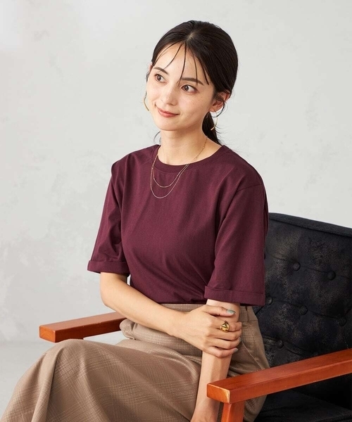 a.v.v（アーヴェヴェ）の「【接触冷感/UVカット/コットン100％】ロールアップハーフスリーブTシャツ（Tシャツ/カットソー・レディース・ボルドー/パープル/グレー系その他/クリーム・36/38/40）」の4枚目の写真