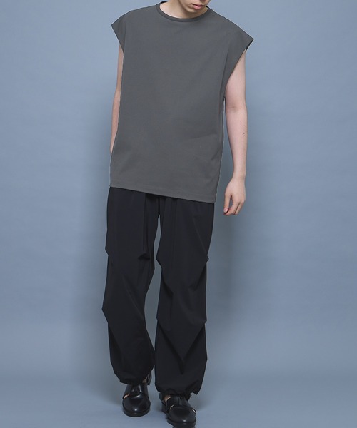 UNITED TOKYO(ユナイテッドトウキョウ)の「【残りわずか】TECHNORAMA ノースリーブTシャツ |接触冷感/最高級コットン/防シワ/ウォッシャブル/汗ジミ防止(Tシャツ/カットソー・メンズ・ダークグレー/ホワイト/ブラック・1/2)」の6枚目の写真