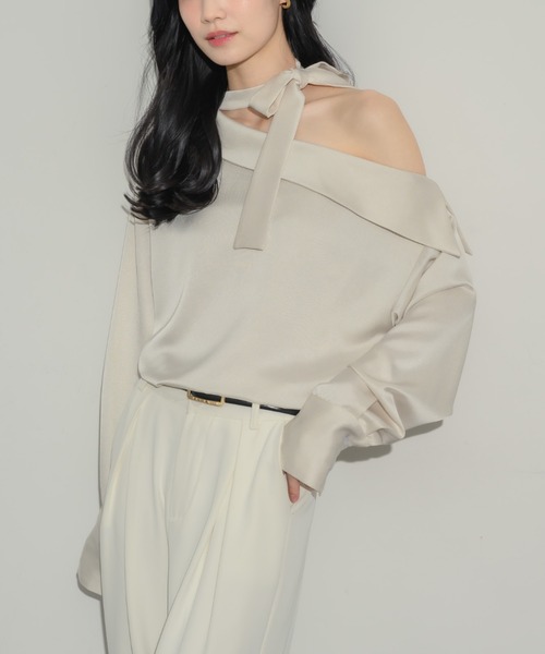 NEUNA(ヌナ)の「2wayサテンワンショルブラウス(シャツ/ブラウス・レディース・アイボリー/ブラック・FREE)」の1枚目の写真