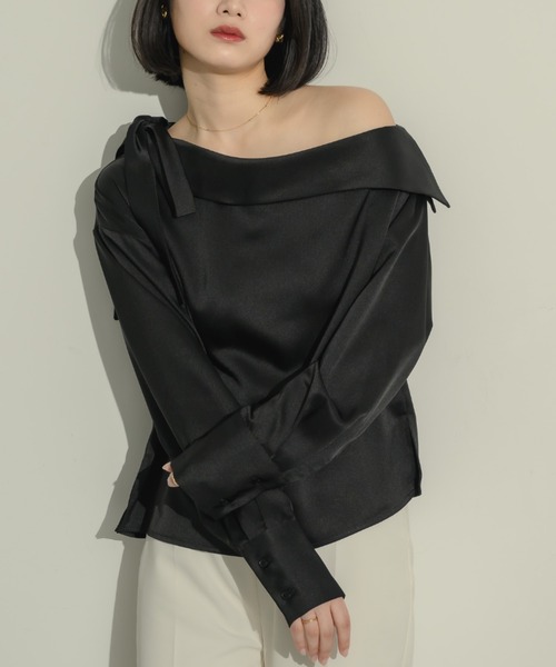 NEUNA(ヌナ)の「2wayサテンワンショルブラウス(シャツ/ブラウス・レディース・アイボリー/ブラック・FREE)」の2枚目の写真
