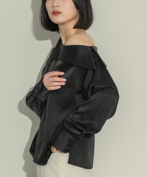 NEUNA(ヌナ)の「2wayサテンワンショルブラウス(シャツ/ブラウス・レディース・アイボリー/ブラック・FREE)」の3枚目の写真