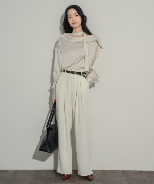 NEUNA(ヌナ)の「2wayサテンワンショルブラウス(シャツ/ブラウス・レディース・アイボリー/ブラック・FREE)」の4枚目の写真